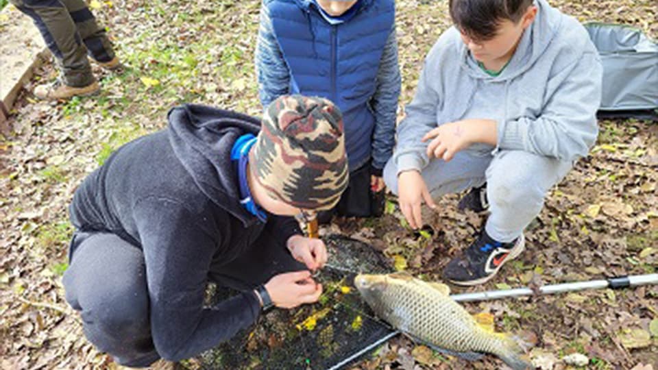 Jugendgruppe zu Gast beim Fischereiverein Waiblinger